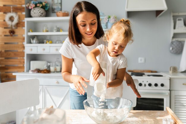 Hermosa madre e hija cocinando juntas