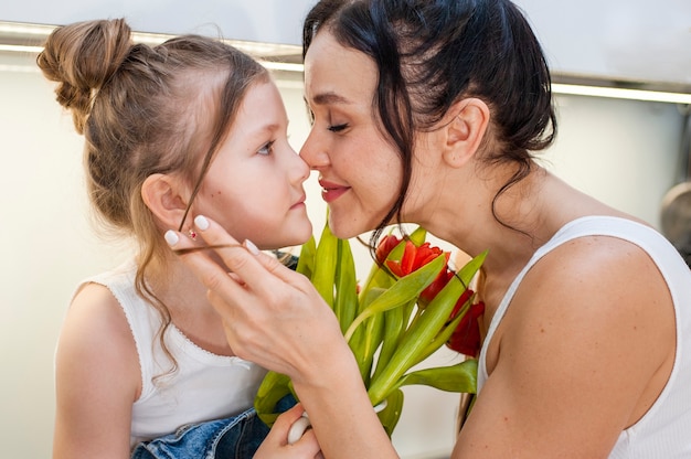 Hermosa madre e hija linda juntas