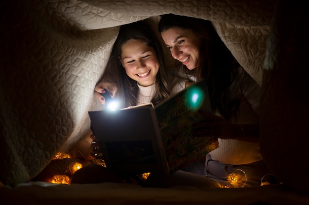 Hermosa madre e hija en Navidad