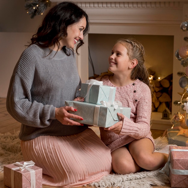 Foto gratuita hermosa madre e hija pasar tiempo juntos