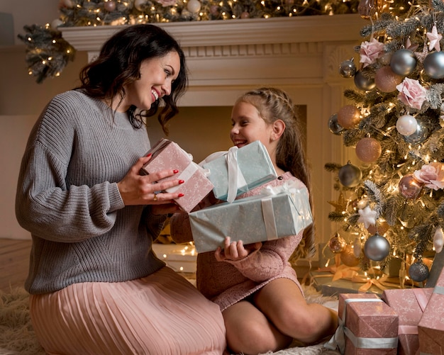 Foto gratuita hermosa madre e hija pasar tiempo juntos