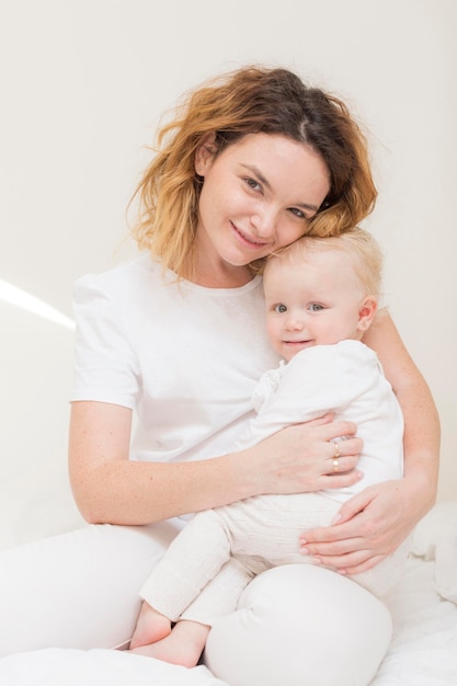 Hermosa madre feliz con niña