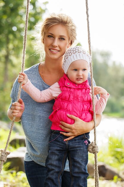 Hermosa madre con hija