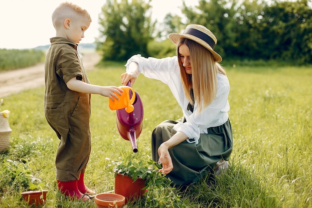 Hermosa madre con hijo pequeño en un campo de verano