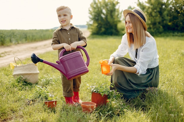 Hermosa madre con hijo pequeño en un campo de verano