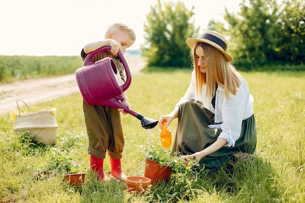 Hermosa madre con hijo pequeño en un campo de verano