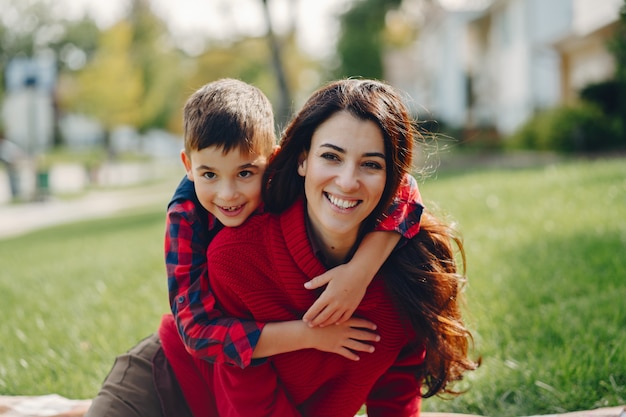 Hermosa madre con hijo pequeño