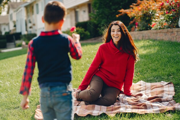 Hermosa madre con hijo pequeño