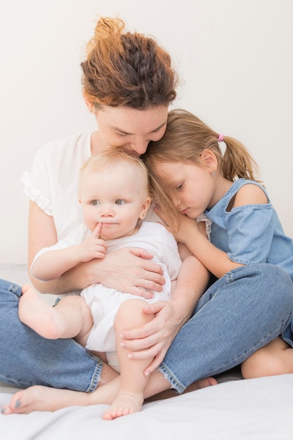 Hermosa madre jugando con niños