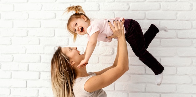 Foto gratuita hermosa madre jugando con su hija en casa