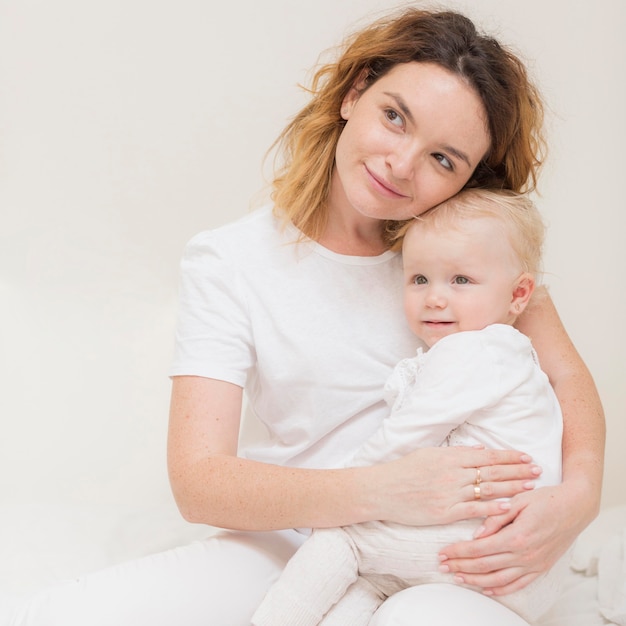 Hermosa madre con linda niña