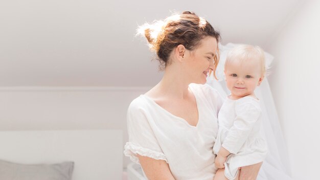 Hermosa madre con linda niña