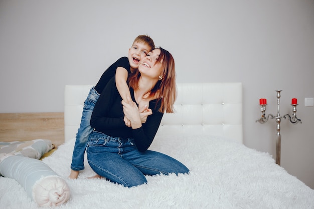 Hermosa madre con lindo hijo en casa