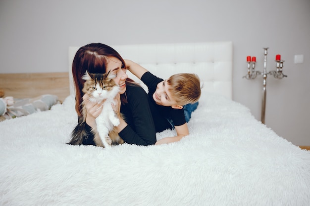 Hermosa madre con lindo hijo en casa