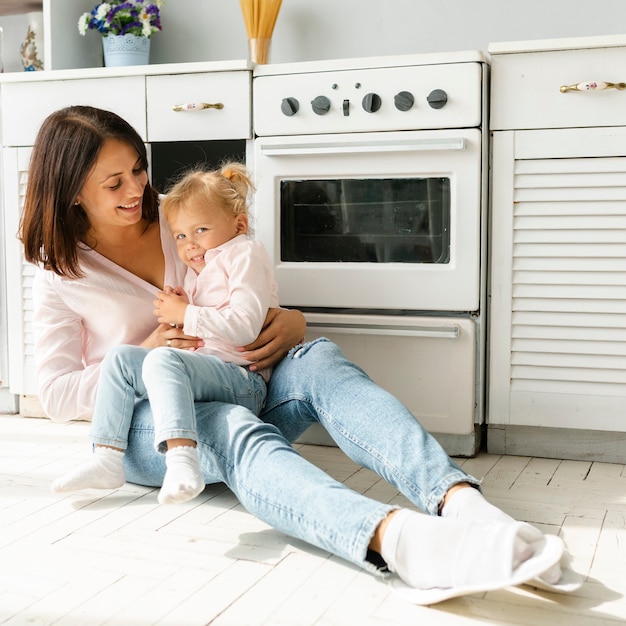 Foto gratuita hermosa madre con niña adorable