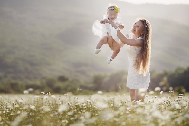 hermosa madre y niña al aire libre en el campo