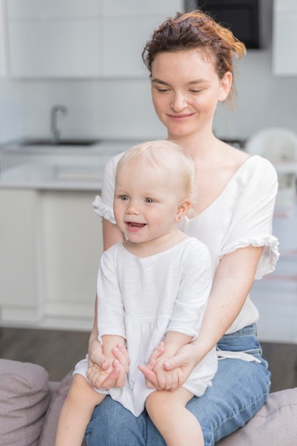 Foto gratuita hermosa madre con niña