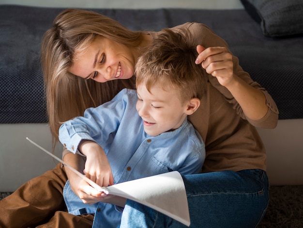 Foto gratuita hermosa madre y niño juntos