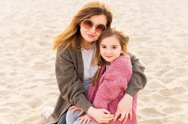 Hermosa madre y niño posando al aire libre