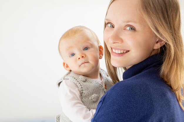 Hermosa madre y niño sonriendo