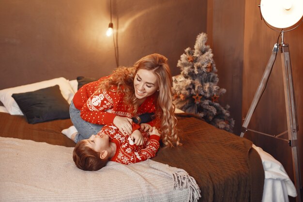 Hermosa madre con niño.