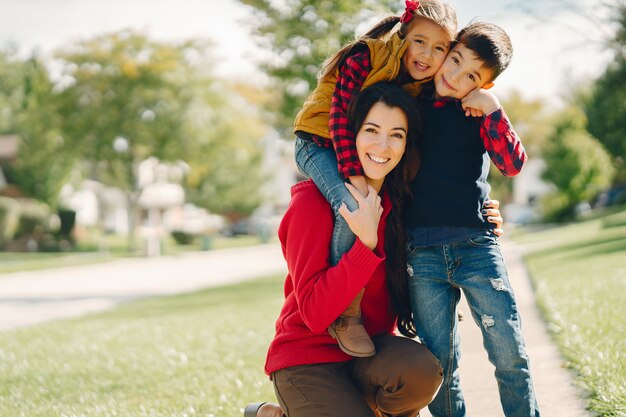 Hermosa madre con niños pequeños