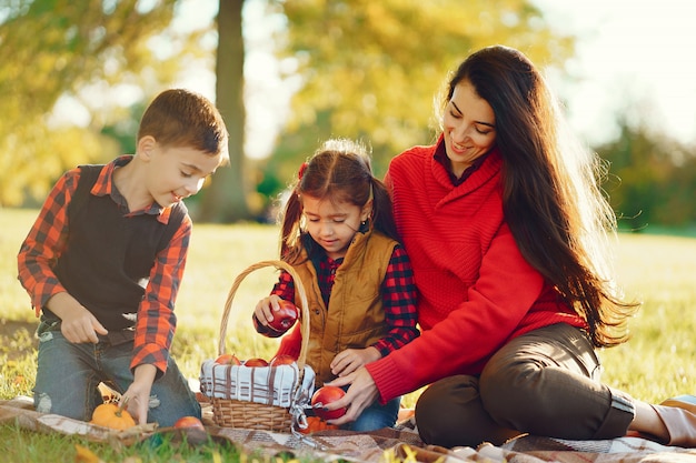 Foto gratuita hermosa madre con niños pequeños