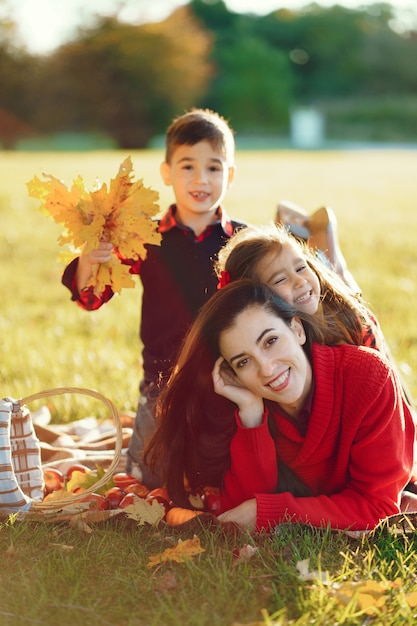 Foto gratuita hermosa madre con niños pequeños