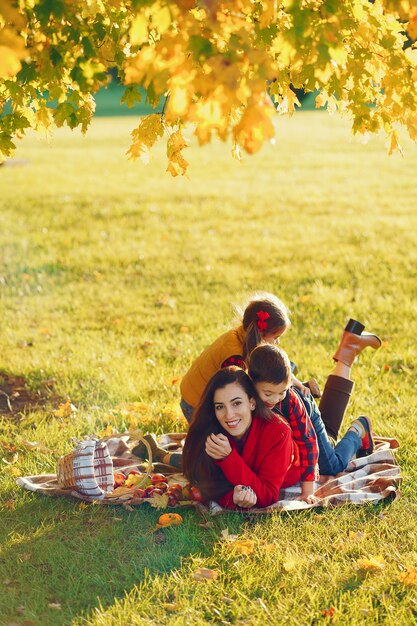 Hermosa madre con niños pequeños