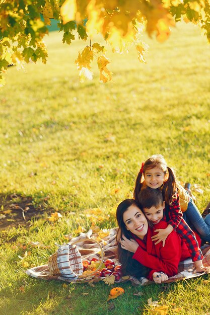 Hermosa madre con niños pequeños