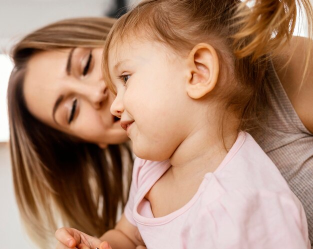 Hermosa madre pasar tiempo junto con su hija en casa