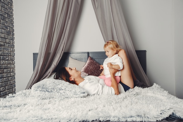 Hermosa madre con una pequeña hija