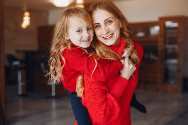 Hermosa madre con una pequeña hija