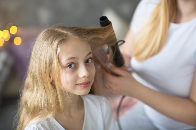 hermosa madre rizos cabello hija adolescente