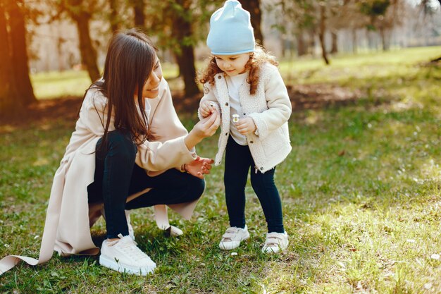 hermosa madre con su pequeña hija