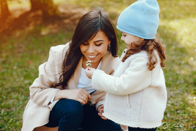 hermosa madre con su pequeña hija