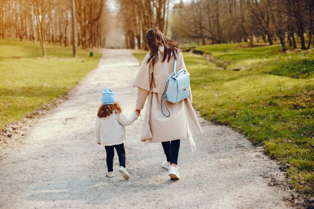 hermosa madre con su pequeña hija