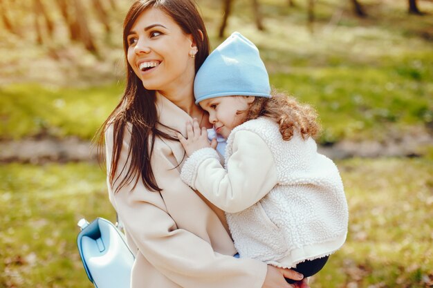 hermosa madre con su pequeña hija