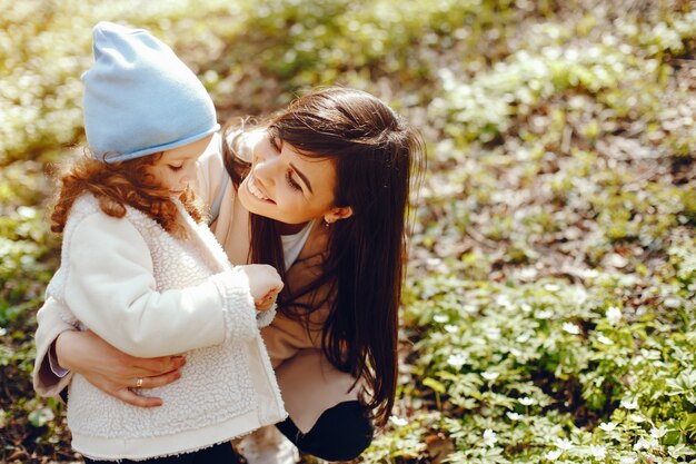 hermosa madre con su pequeña hija