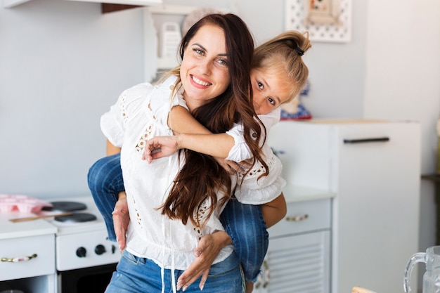 Foto gratuita hermosa madre con su pequeña hija