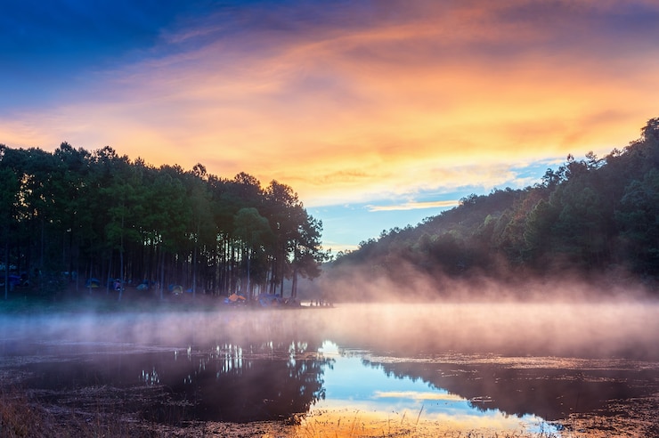 Foto gratuito hermosa mañana en el lago pang ung, provincia de pang ung mae hong son en tailandia.