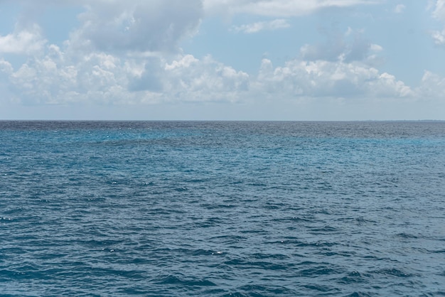 Hermosa marea azul agua de mar y cielo