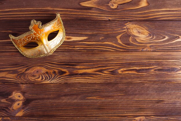 Hermosa máscara en la mesa de madera