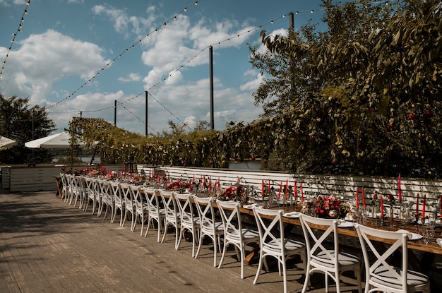 Foto gratuita hermosa mesa de boda al aire libre