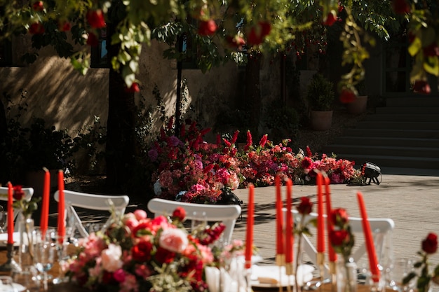 Hermosa mesa de boda con velas