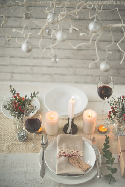 Hermosa mesa preparada para la cena de Navidad.