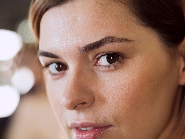 Hermosa modelo de cerca con bokeh