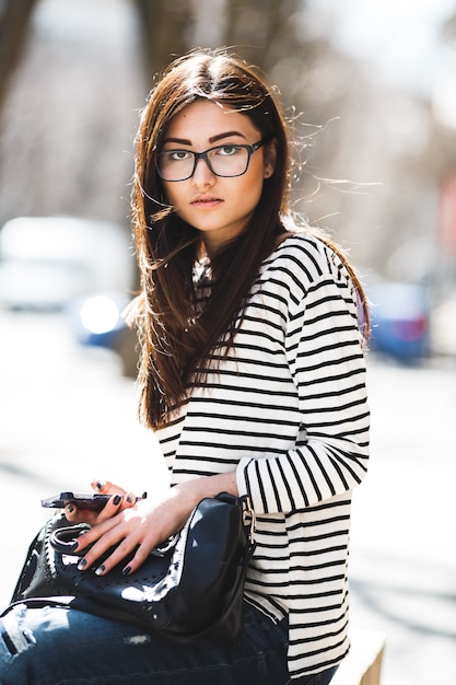 Hermosa modelo en gafas se sienta