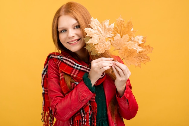 Foto gratuita hermosa modelo posando con hojas