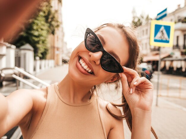 Hermosa modelo sonriente en ropa casual de verano